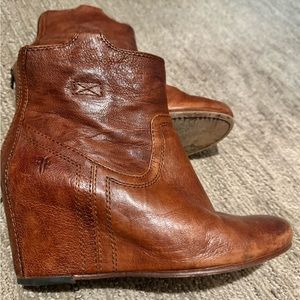 Frye Carson leather cognac brown ankle booties 6 1/2. Approx. 2 1/2” heel.
